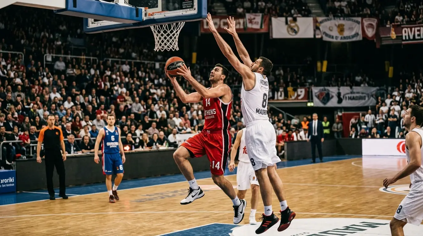 Jugadores de baloncesto europeo en acción durante un partido de Euroliga