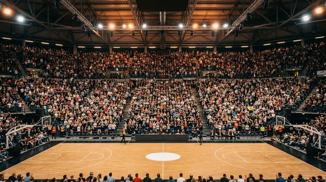 Grada llena de aficionados en un pabellón de baloncesto durante un partido de la Euroliga